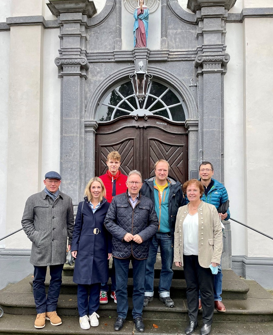 Erwin Rddel. MdB (Mitte) und CDU-Landtagsabgeordnete Ellen Demuth (2.v.l.) beim Informationsaustausch mit Vertretern der Schulleitung sowie der Eltern- und Schulgemeinschaft des Franziskus-Gymnasiums auf der Rheininsel Nonnenwerth