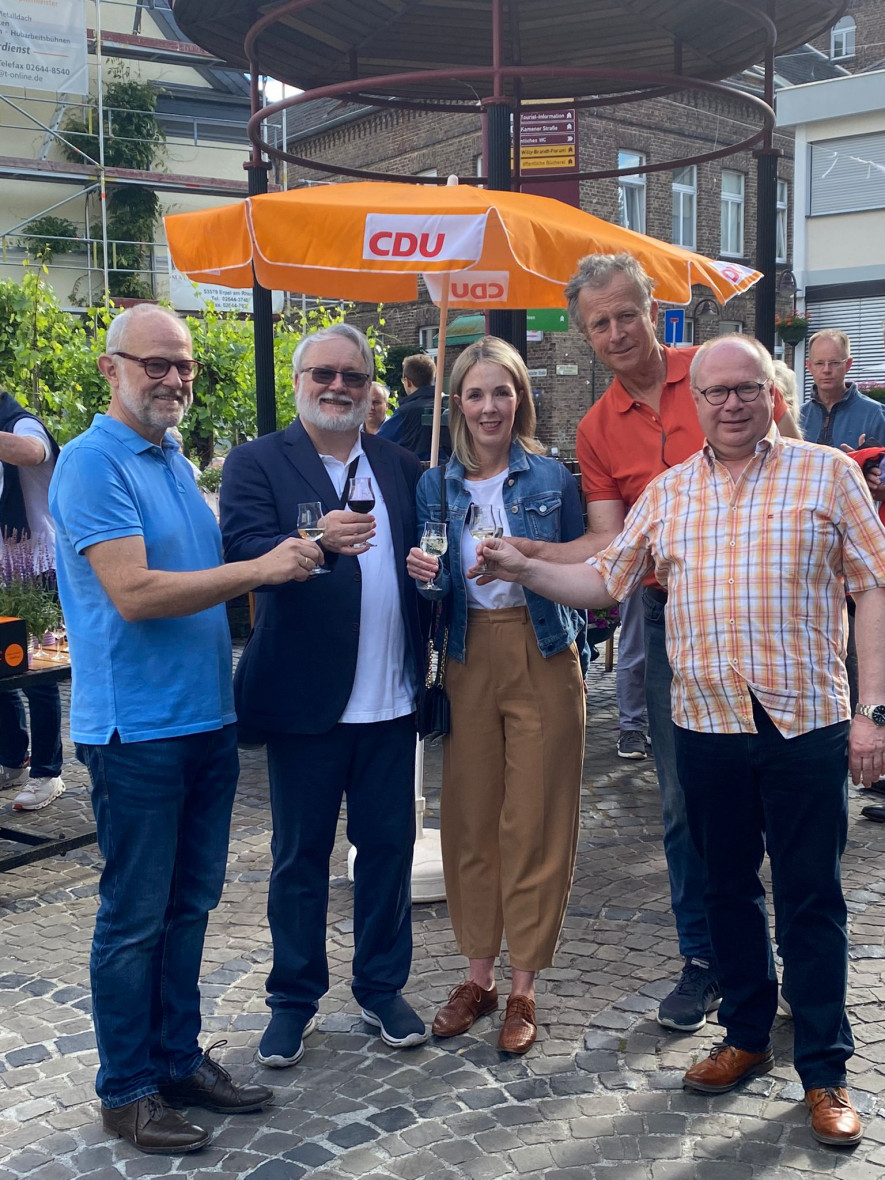 Gesprche in geselliger Runde (v.l.) CDU-Fraktionsvorsitzender Alfons Muhoff, Parteivorsitzender Wolfgang von Keitz, die Landtagsabgeordnete Ellen Demuth, der Stv. Parteivorsitzender Knut von Wlfing und der Bruchhausener Ortsbrgermeister Markus Fischer