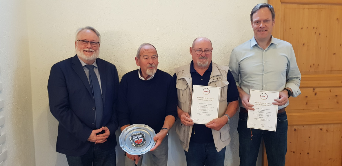 CDU Vorsitzender Wolfgang von Keitz (links) zeichnete Gnter Kpper, Heinz Liehmann und Jrg Eggenstein fr ihre langjhrige Mitgliedschaft in der CDU aus.