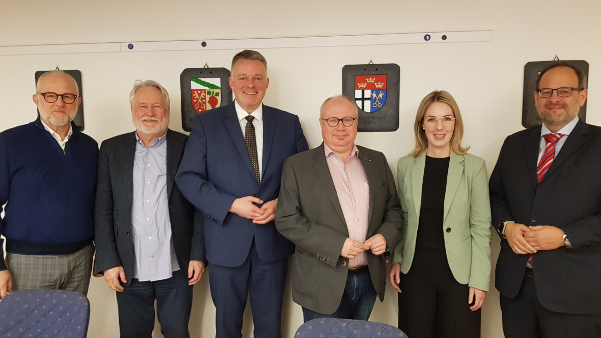 Gordon Schnieder (Mitte) und die Vertreter der heimischen CDU (von links) Alfons Muhoff, Professor Dr. Wolfgang von Keitz, Markus Fischer, sowie die Landtagsabgeordnet Ellen Demuth und und der CDU-Kreisvorsitzende Jan Petry