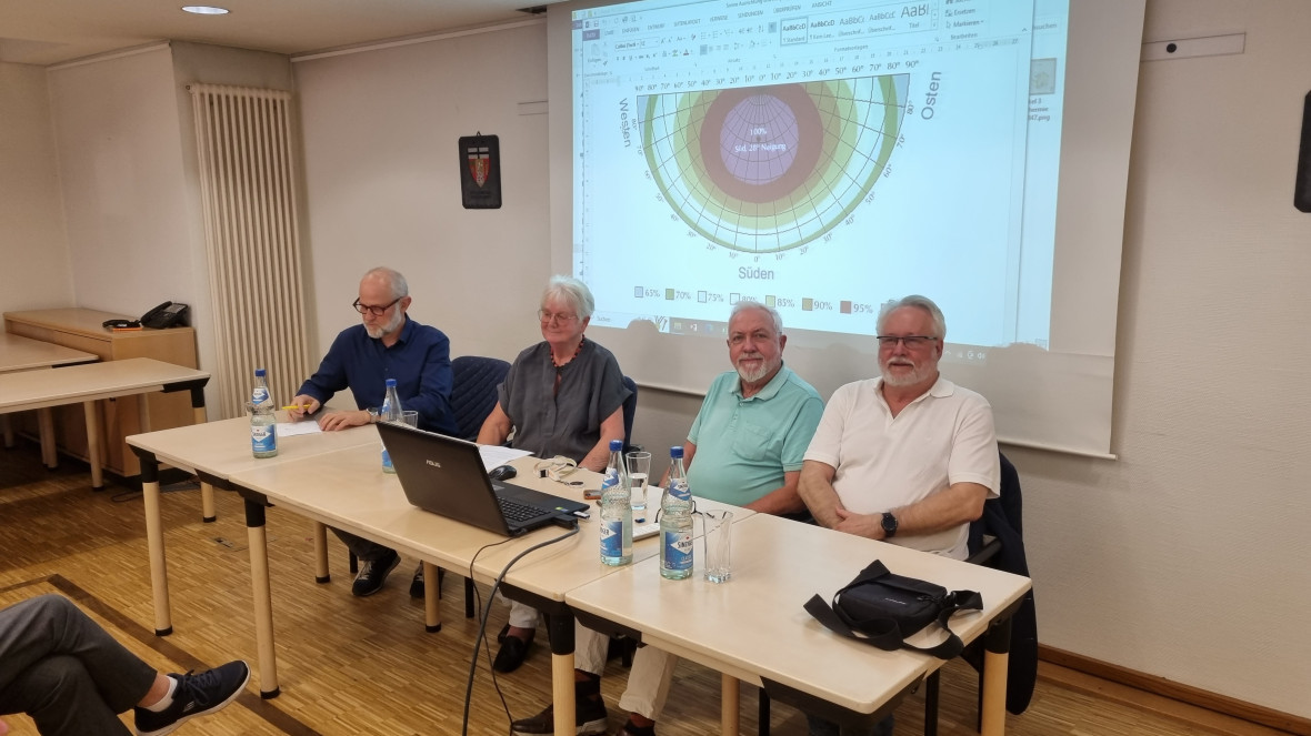 Hannelore und Ignacio Campino mit CDU Fraktionssprecher Alfons Muhoff (links) und dem CDU Ortsvorsitzenden Wolfgang von Keitz (rechts)
