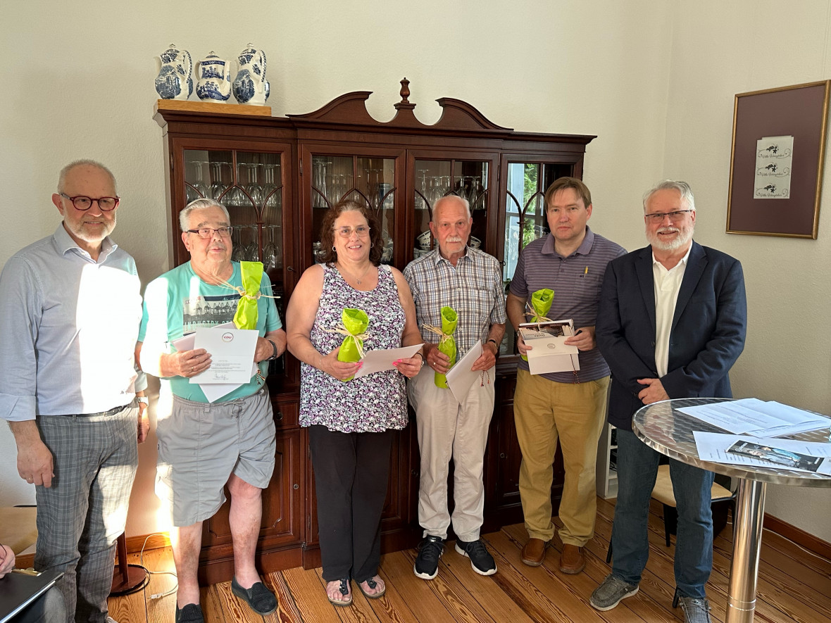 Alfons Muhoff (links) und Wolfgang von Keitz (rechts) ehrten Willi Hess, Iris Weber, Dieter Borgolte und Ralf Pointmayer fr ihre 25jhrige Mitgliedschaft in der CDU.