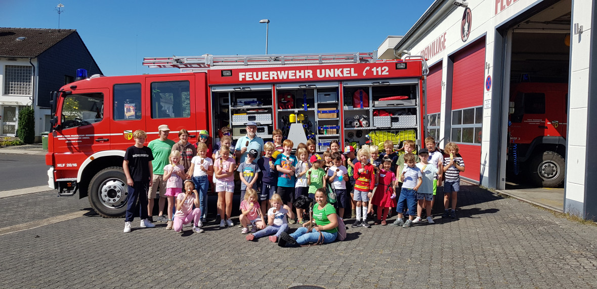 Mit Eiscreme berraschte CDU Fraktionssprecher Alfons Muhoff (Mitte) die Kinder der Unkeler Ferienfreizeit.