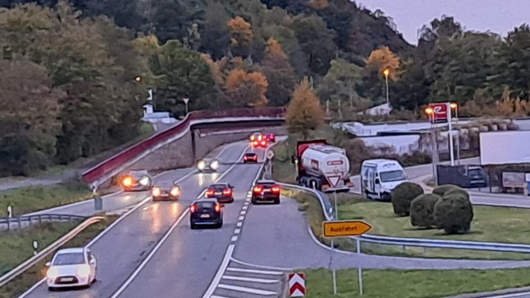 Die Bundesstrae 42 in Richtung Linz erhlt am Scheurener Kreuz eine Geschwindigkeitsbegrenzung