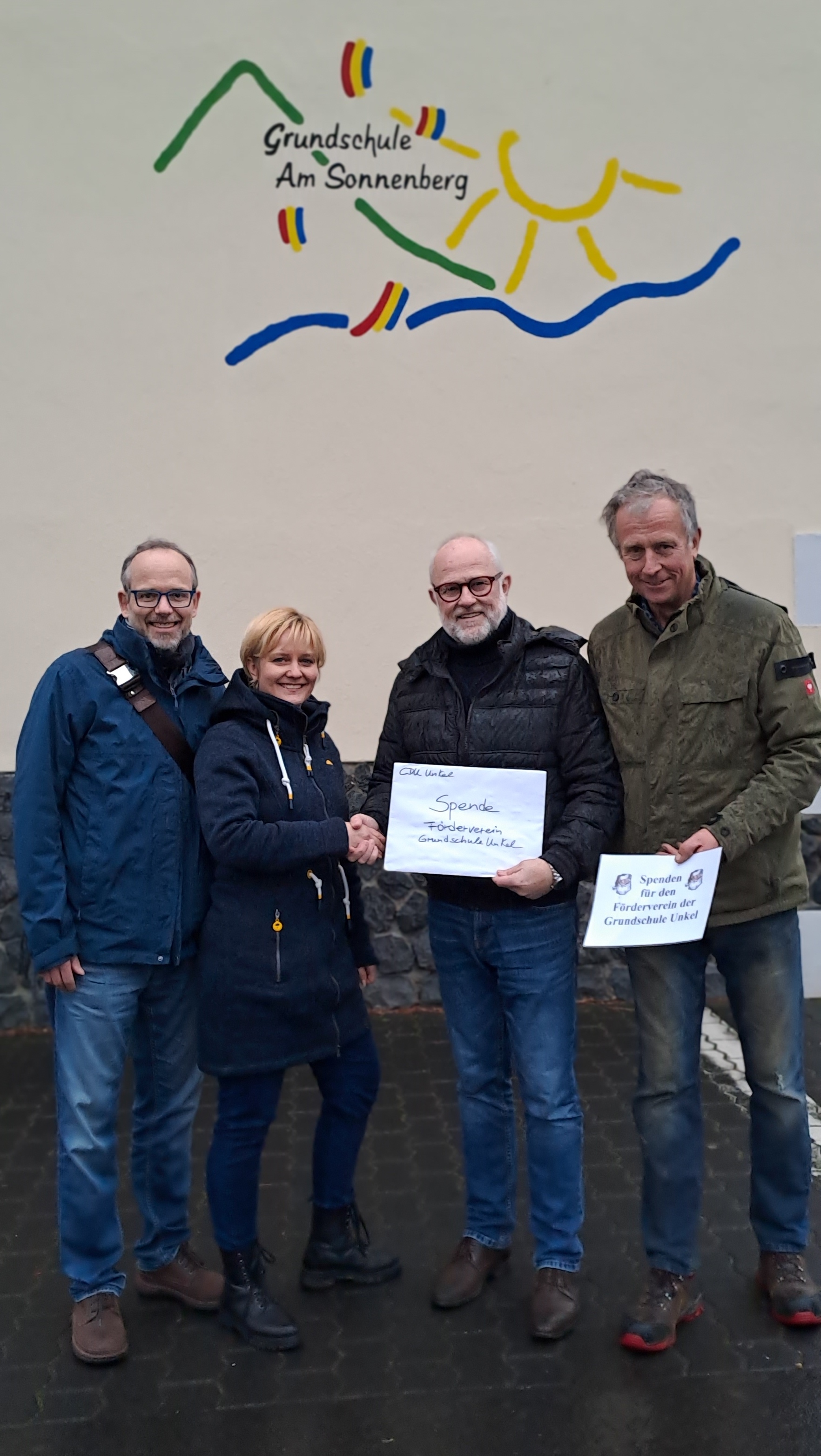Strahlend Gesichter bei der Spendenbergabe an den Frderverein der Unkeler Grundschule: Jan Engisch und Nicole Goldammer (beide Frderverein), Alfons Muhoff und Knut von Wlfing (beide CDU Unkel)