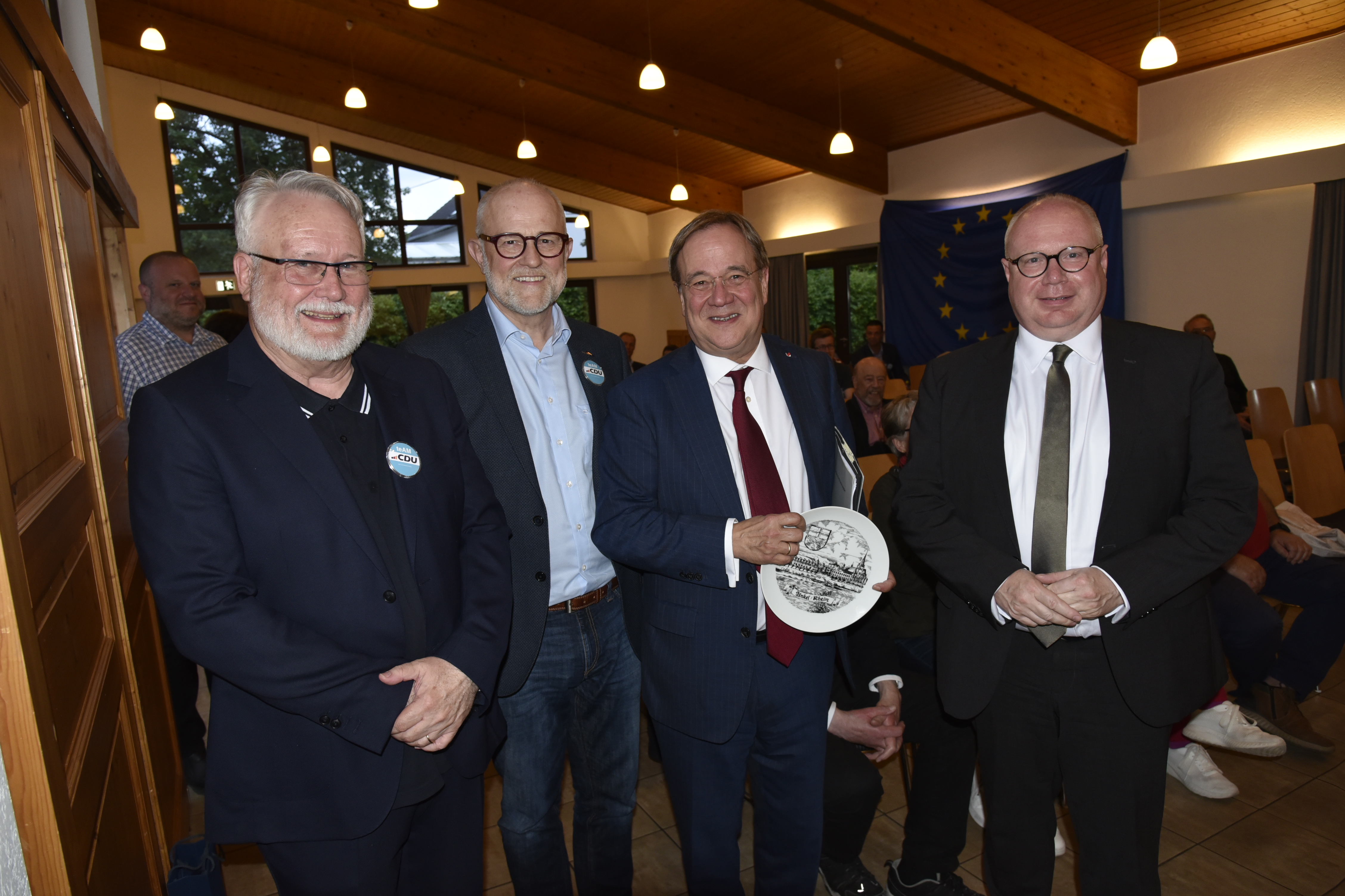 Der Vorsitzende der CDU Unkel, Wolfgang von Keitz, Alfons Muhoff, Armin Laschet und der Vorsitzende der CDU in der VG Unkel, Markus Fischer (Foto: Simone Schwamborn)