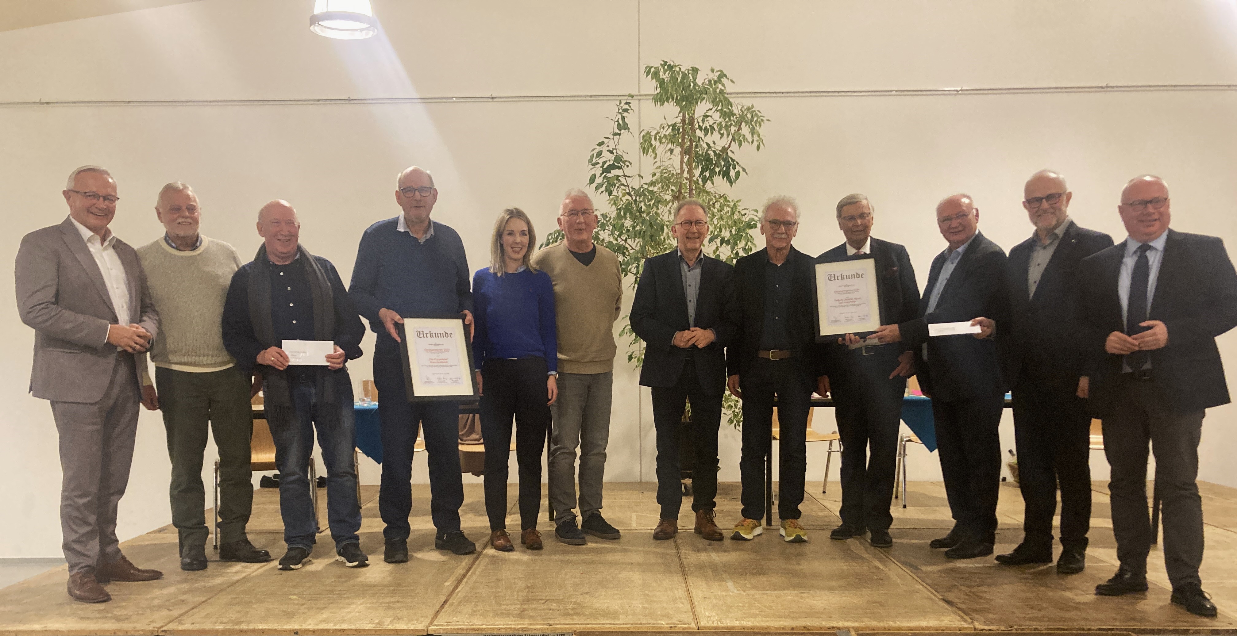 Urkunden und Gelpreise erhielten die Ausgezeichneten des CDU-Ehrenamtspreises (Foto Heinz Schmitz)